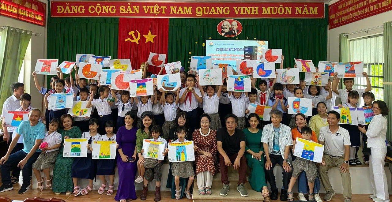 CLB Hữu nghị Việt – Nhật dạy vẽ ở Côn Đảo