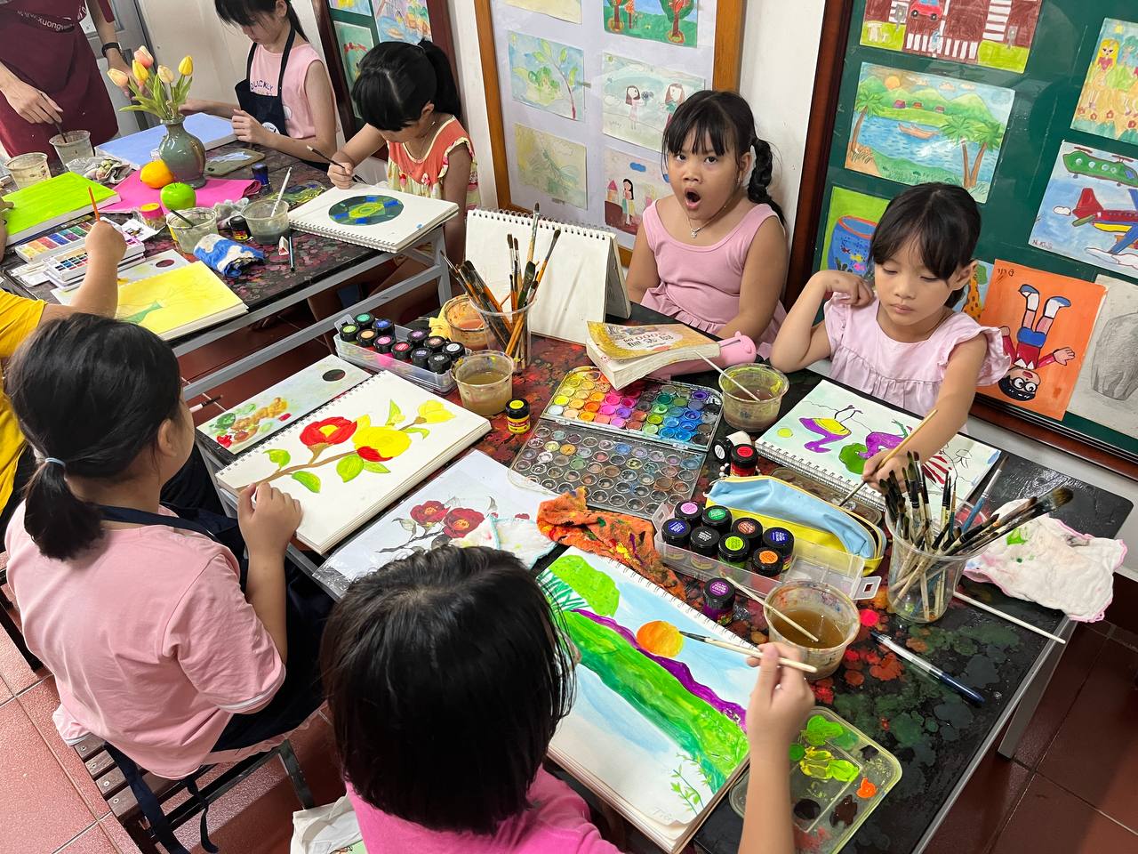 Học vẽ thiếu nhi không phải là đến lớp giáo viên vẽ thay